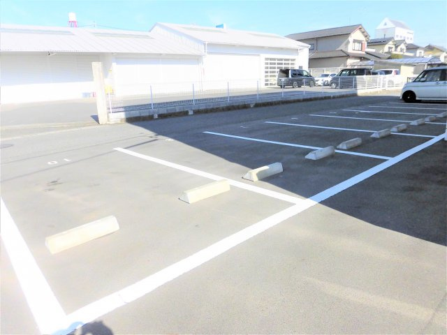 シティハイツ三本木の駐車場
