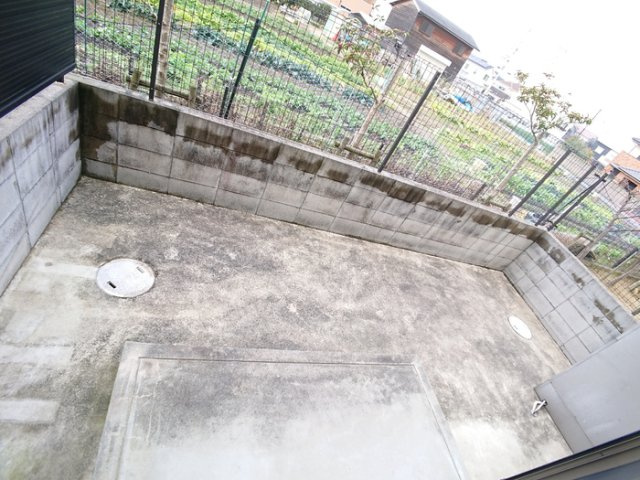 岸和田市尾生町６丁目のテラスの庭|簡単な家庭菜園も楽しめるお庭です