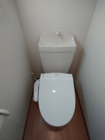 岸和田市尾生町６丁目のテラスのトイレ|清潔感のあるトイレです