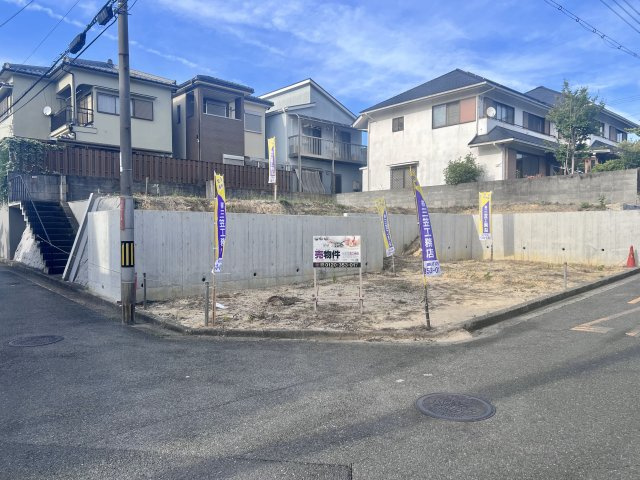 【建築条件付き土地】グラッド・タウン招提中町　２期の前面道路含む現地写真|■２区画とも南向きで日中、日当たりぽかぽかです♪♪