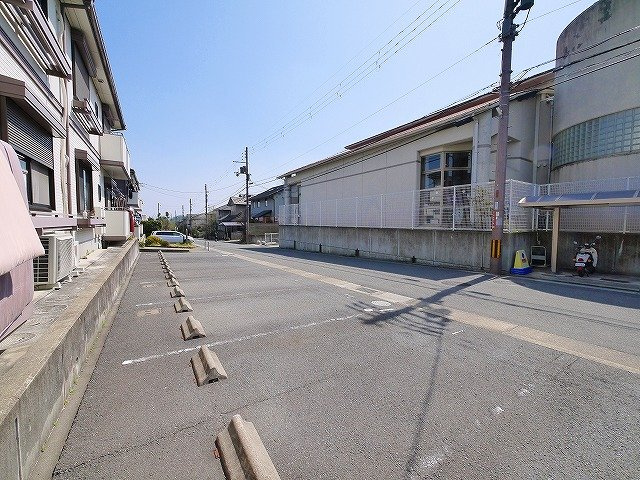 グランメール光Bの駐車場|車をお持ちの方に嬉しい駐車場付きの物件です