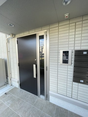 【エントランス】 | D-room SMILE | 落ち着いたエントランスです