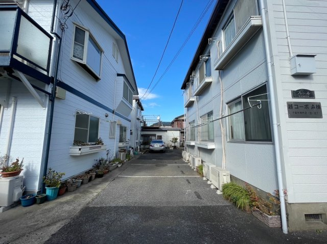 越コーポA棟の駐車場