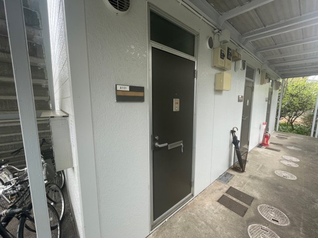 越コーポA棟のエントランス|落ち着いたエントランスです