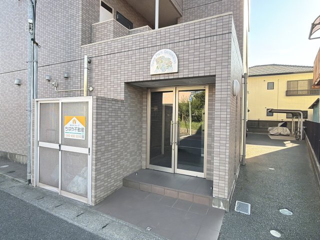 ローズパーク参番館のエントランス|エントランス右手奥に駐輪場があります