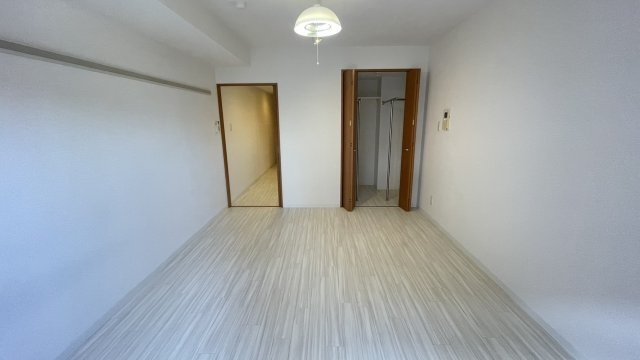 ローズパーク参番館の居間・リビング|別号室参考写真です。