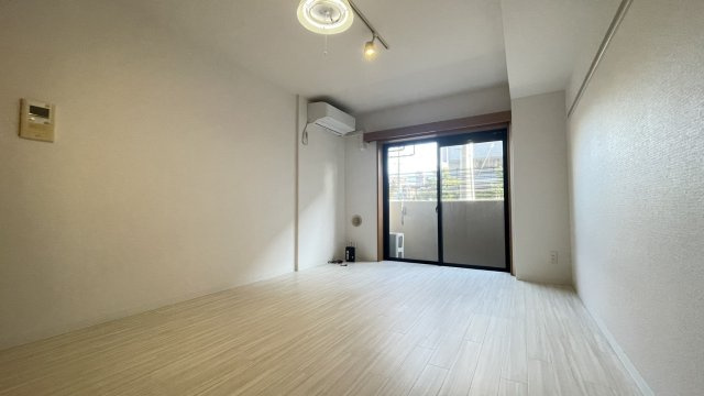 ローズパーク参番館の居間・リビング|別号室参考写真です。