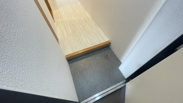 ローズパーク参番館の玄関|別号室参考写真です。