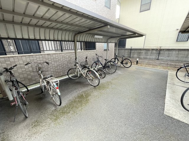 ローズパーク参番館のエントランス|駐輪場