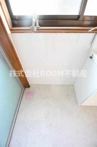 三股町貸家の設備|開放的で明るい空間を演出してくれるバルコニーです