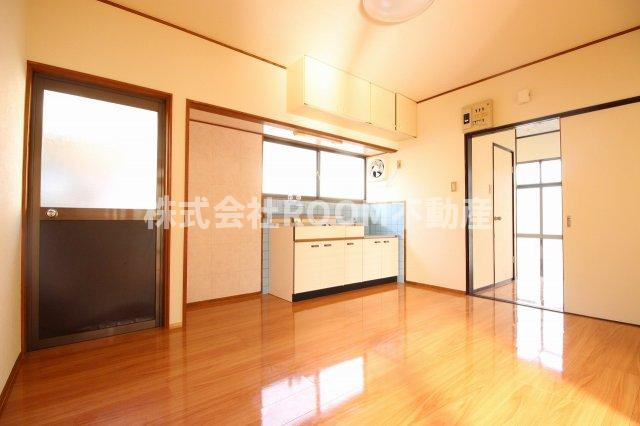 三股町貸家の内装|明るい色調の室内です