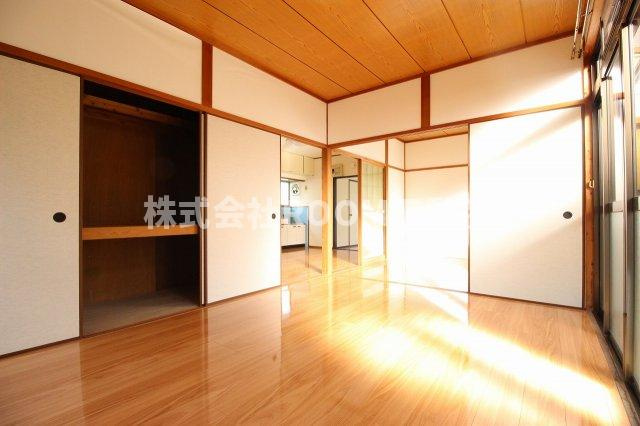 三股町貸家の洋室|落ち着いた色調の洋室です