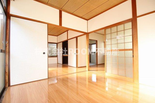 三股町貸家の居間・リビング|こちらのリビングで趣味の時間をお楽しみください