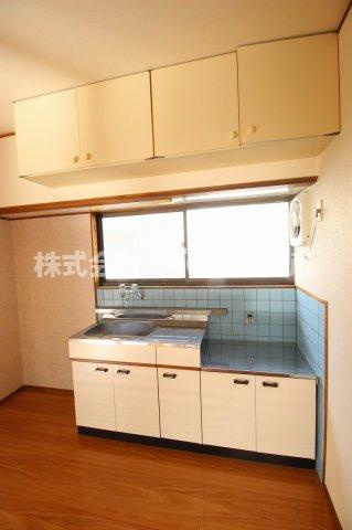 三股町貸家のキッチン|コンパクトなキッチンで掃除もラクラク
