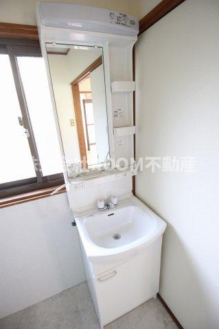 三股町貸家の独立洗面台|洗面所です