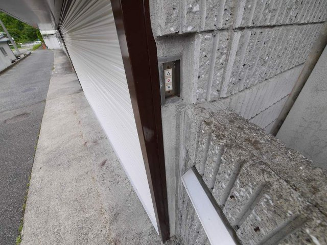 山田町原野貸戸建の駐車場|電動シャッター付き♪
