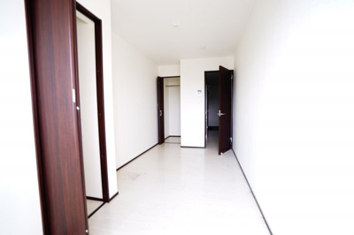 【居間・リビング】 | クオリティア平塚 | お部屋は清潔感があって綺麗ですね。