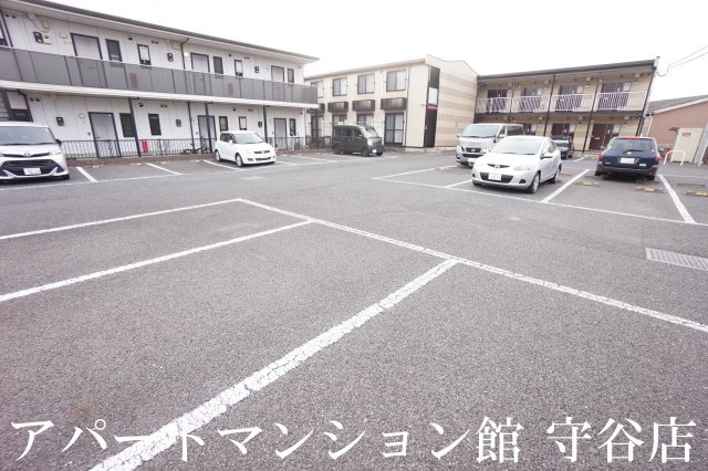レオパレスマニエの駐車場