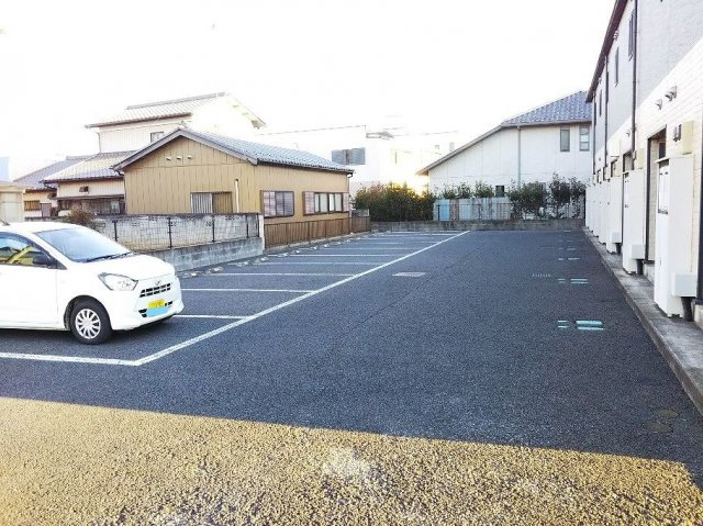 レオパレスグランシャリオの駐車場