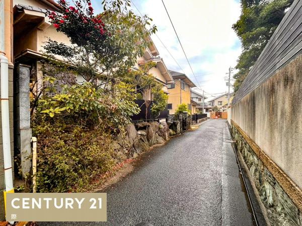 和歌山市松ケ丘2丁目　土地の前面道路含む現地写真|交通量の少ない閑静な住宅街