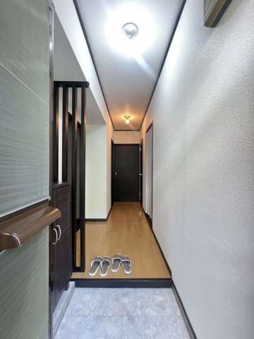 マンション朝霧3号棟の玄関