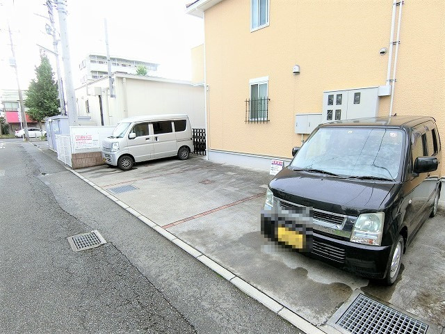 シャルマンの駐車場