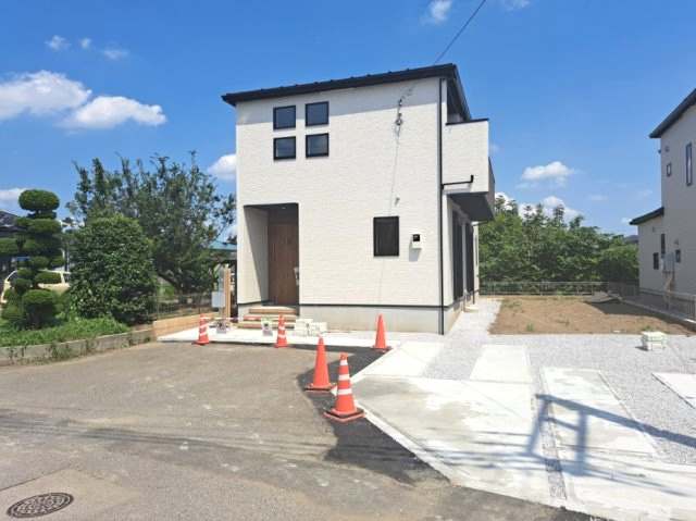 藤岡市藤岡2期（全2棟）1号棟の外観|隣地との距離も保ちながらも綺麗な街並みに溶け込みました！ 駐車スペースやお庭も十分に確保しています！