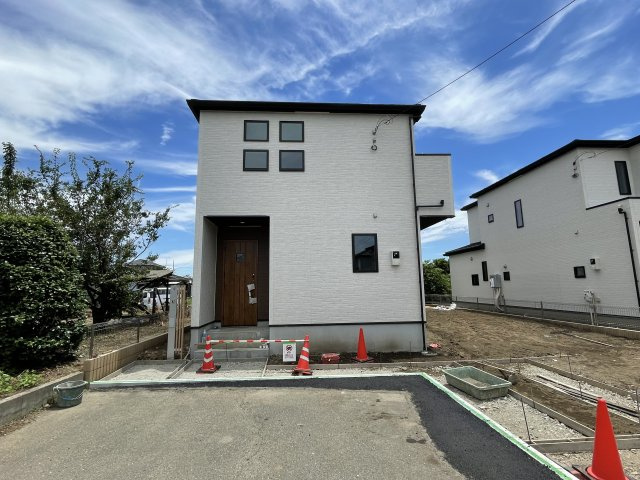 藤岡市藤岡2期（全2棟）1号棟の前面道路含む現地写真|きれいな外観です