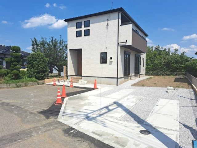 藤岡市藤岡2期（全2棟）1号棟の外観|隣地との距離も保ちながらも綺麗な街並みに溶け込みました！ 駐車スペースやお庭も十分に確保しています！