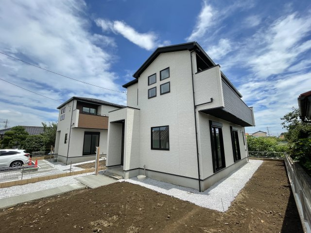 藤岡市藤岡2期（全2棟）1号棟の外観|隣地との距離も保ちながらも綺麗な街並みに溶け込みました！ 駐車スペースやお庭も十分に確保しています！