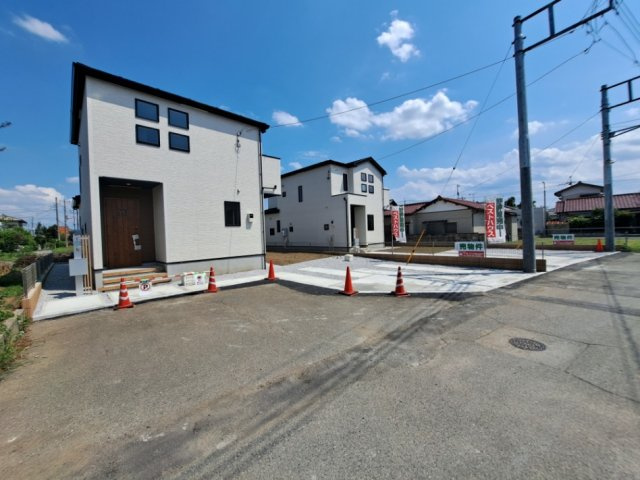 藤岡市藤岡2期（全2棟）1号棟の前面道路含む現地写真|2023.7撮影