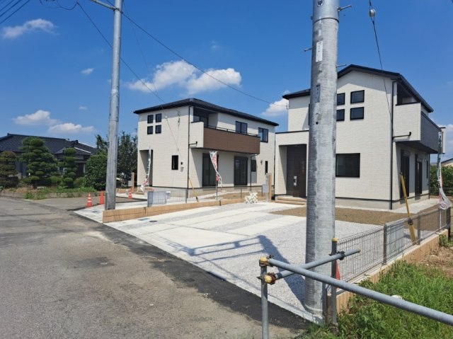 藤岡市藤岡2期（全2棟）1号棟の前面道路含む現地写真