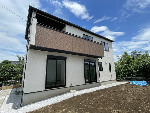 藤岡市藤岡2期（全2棟）1号棟の外観|ナチュラルで飽きの来ないデザインは流行に左右されない家の形です。外構も綺麗に仕上がっています(^▽^)/
