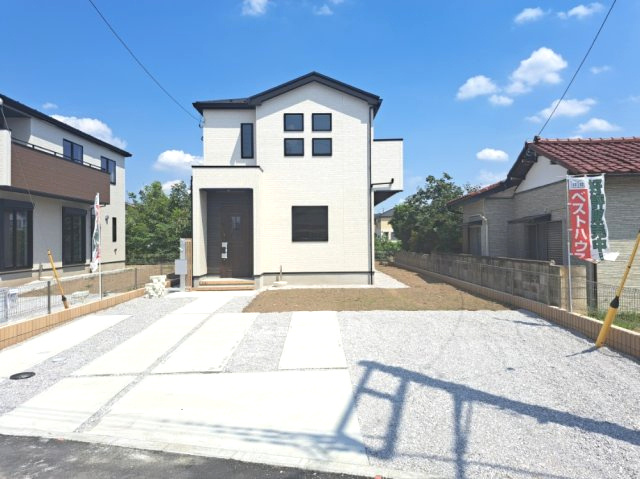 藤岡市藤岡2期（全2棟）2号棟の外観|ナチュラルで飽きの来ないデザインは流行に左右されない家の形です。外構も綺麗に仕上がっています(^▽^)/