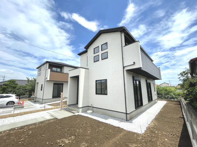 藤岡市藤岡2期（全2棟）2号棟の外観|隣地との距離も保ちながらも綺麗な街並みに溶け込みました！ 駐車スペースやお庭も十分に確保しています！