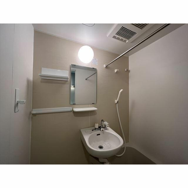 浴室内には洗面台もあり