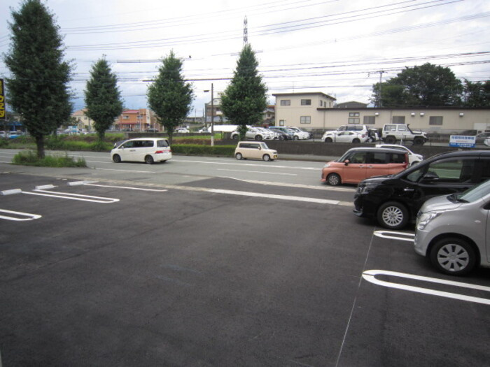 熊本市東区沼山津３丁目のアパートの駐車場