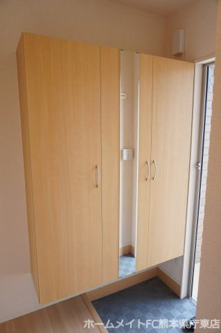熊本市東区沼山津３丁目のアパートの玄関