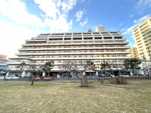 トーカンマンション上の橋の外観|目の前は公園です。中津川沿いの散歩コースから紺屋町、中ノ橋、上の橋を散策するのもオススメです。