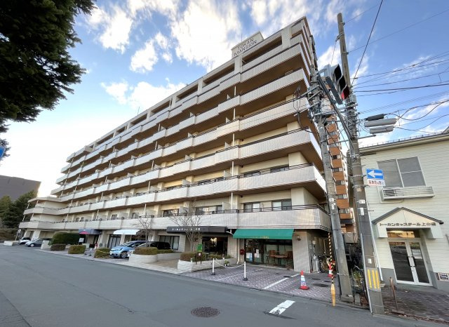 トーカンマンション上の橋の外観|落ち着いた外観です。１階の店舗も含め、おしゃれなお店が多い地域ですよ。  