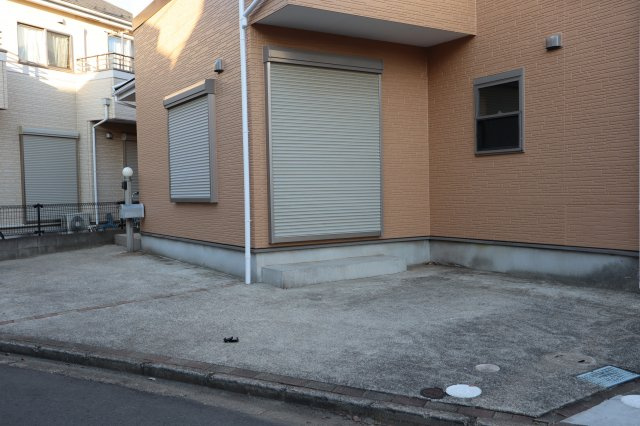 東習志野４丁目　中古戸建の駐車場|カースペース２台（車種によります。）