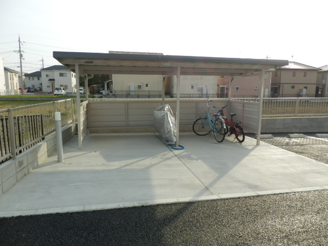 セントリビエ南彦根のその他共用部分|屋根付きの駐輪場です