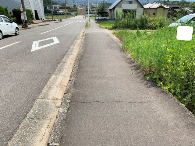 坂井市丸岡町八ケ郷　売土地の前面道路含む現地写真