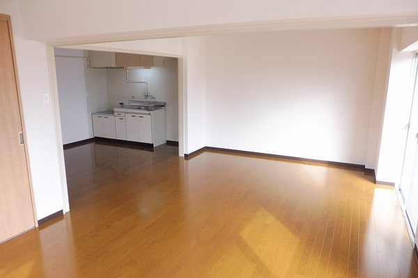 翠水ビルの居間・リビング|こちらのリビングで趣味の時間をお楽しみください