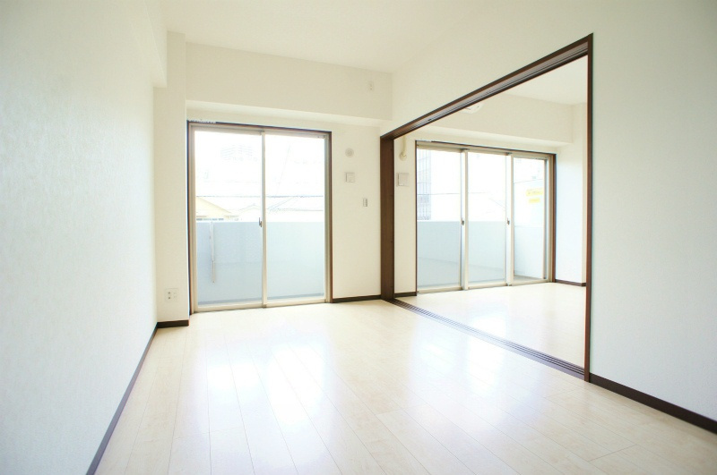 久留米市中央町の賃貸マンションの居間・リビング|こちらの居間で趣味の時間をお楽しみください