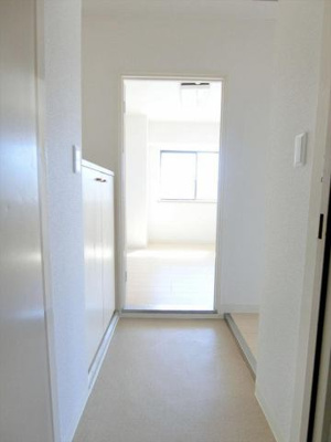 【玄関】 | ユーズビル | 明るい玄関です
