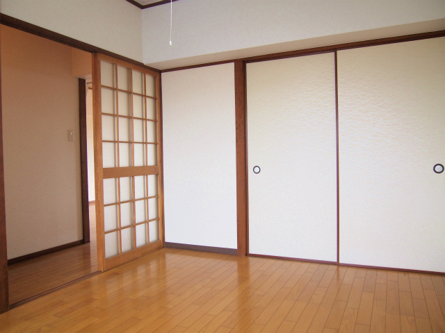 サンコーポシライシの寝室|落ち着いた色調の寝室です