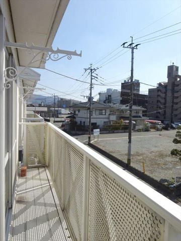 上津コーポのバルコニー|お洗濯にも便利なバルコニー付き