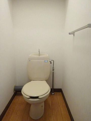 上津コーポのトイレ|コンパクトで使いやすいトイレです※別号室の写真です