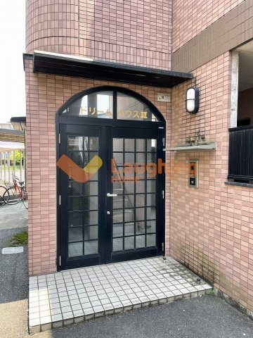 ドリームハウスⅢのエントランス|建物の内部です